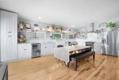 Image de Beautiful+Spacious+FencedYard🐕Grill+Patio+Walk2Park+27MileBikeTrail🚴♀️