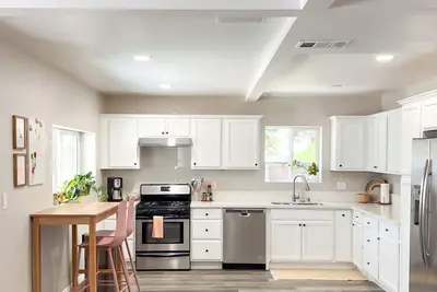 Image de Cheery 3 Bed/2 bath House with lots of parking, 7 min to downtown!