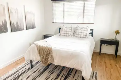 Image de March-April Promotion! ! - Man Cave, Pets Welcome