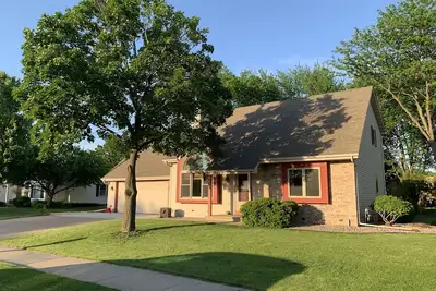 Image de 4. 8 miles to Eaa. 2 story with room for 8. Easy access to Hwy 41