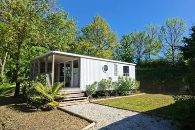 Image de Mobil-home Confort 33m² 2 chambres + Climatisation + Tv + Lv + terrasse couverte – Arrivée Dimanche 4 personnes