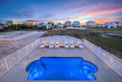 Image de Adorable Beach Bungalow One Block from the Gulf Heated Pool available Oct-May!