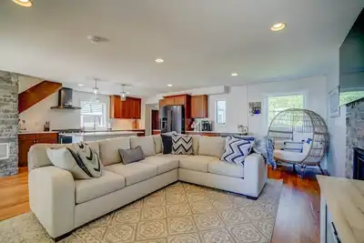 Image de Spectacular Lakefront Home w/ Sandy Beaches, Pier and Firepit