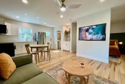Image de Backyard Beach Barn ~ 3 miles to beach!