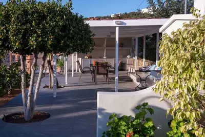 Almyros Residence by the sea 6bd with garden & Bbq