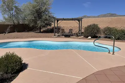 Image de Modern Desert Oasis with heated pool, hot tub and game room