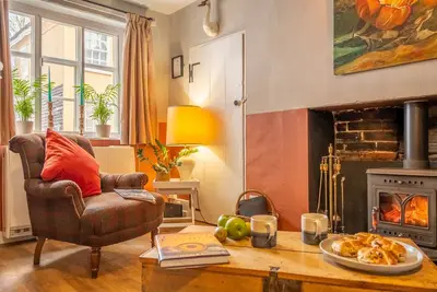 Image de Heavenly 16th century cottage in pretty rural village with great amenities - Swan's Nest
