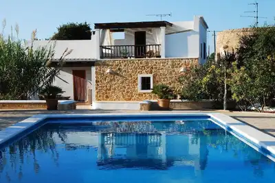 Image de Maison de maître spacieuse avec piscine