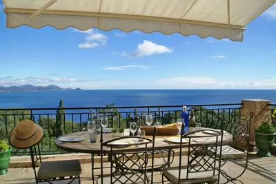 Image de Villa à Les Issambres avec Vue Mer & Piscine