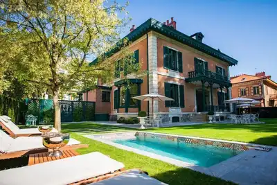 Image de Villa - Chalet Clermont-Tonnerre avec piscine en centre-ville
