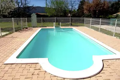 Image de Maison de vacances moderne à Céreste avec piscine