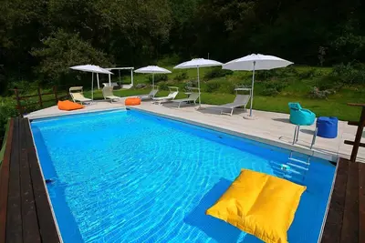 Image de Villa spacieuse à Fabriano avec piscine
