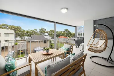 Image de Water Views with a Splash of Luxury