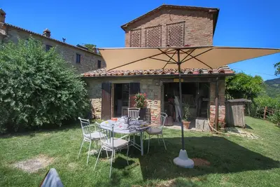 Image de Maison de vacances sur la colline avec jardin