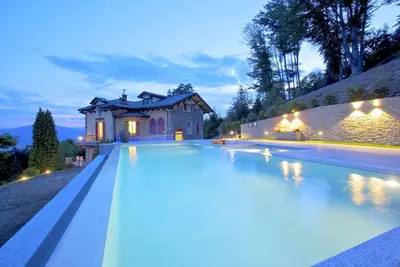 Image de Luxueuse villa avec piscine dans la région des lacs d'Italie