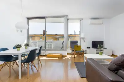 Image de Appartement spacieux de 2 chambres à coucher avec balcon près de la plage