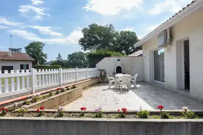 Image de Maison de vacances 'Maison Soustons' près de la mer avec terrasse et climatisation