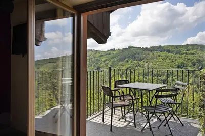 Image de Maison de vacances \"La Corte di Langa Alloggio Ambra\" avec vue sur les montagnes, piscine et Wi-Fi.