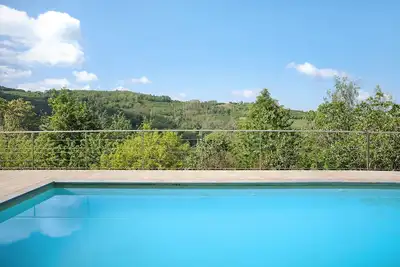 Image de Maison de vacances 'La Corte di Langa Alloggio Rubino' avec piscine partagée et Wi-Fi