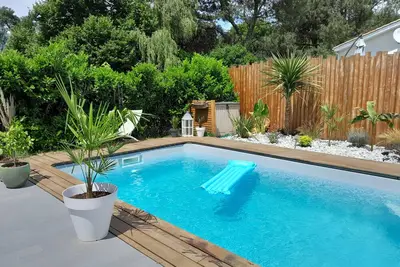 Image de Maison moderne avec piscine en centre bourg, à mi-chemin entre Bordeaux et océan