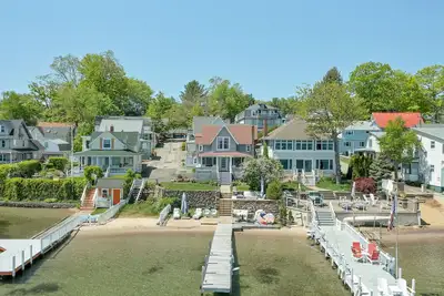 Image de Charming Lakefront Cottage Nearby to the Weirs with dock and sand beach
