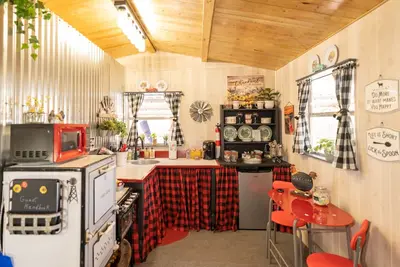 Image de Unique Tiny House with Queen Bed, Hot Tub & Wifi in country setting.
