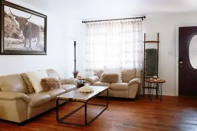 Image de Boutique on Beryl: Pets+3King+Peacocks+Old Town