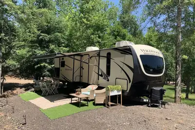 Image de Glamping on Lake Harding!