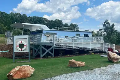Image de Beached Houseboat-Free Park Pass