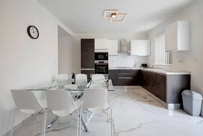 Image de Deluxe Apartment steps to St Georges Bay