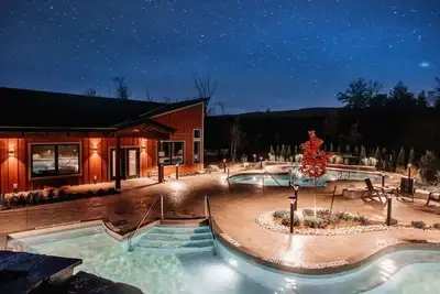 Image de Blue Mountain Village Condo w/ Pool - Steps from Scandinave!