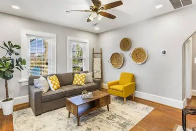 Image de Charming Home! Prime Location! Cozy and Trendy!