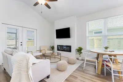 Image de Cozy new construction just minutes from the beach!