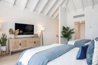 Image de New Beachfront listing! Fully renovated in April 2022.