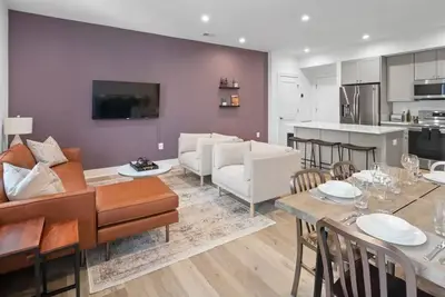 Image de 1/2 Block from King Street, Elegant Old Town Oasis ~ King Bed♛ ~ Free Parking