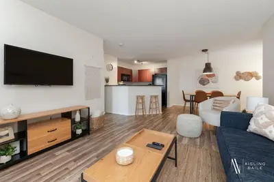 Image de Light & Airy | Pool | Hot Tub | Pets | Ground Lvl