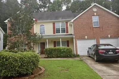 Image de Colorful and Spacious Home for Wonderful Family Trips!