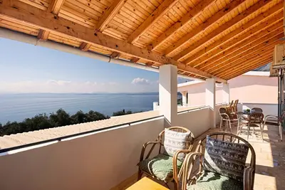 Image de Apartment with sea views in complex with pool and restaurant.