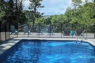 Image de Heated saltwater pool! Walk to beach! Lakefront!