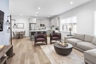 Image de ★1/2 Block from King Street, King Bed In the ♥ of Old Town ~ Free Parking★