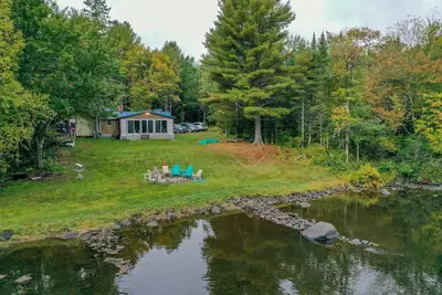 Image de Middle of nowhere river retreat!