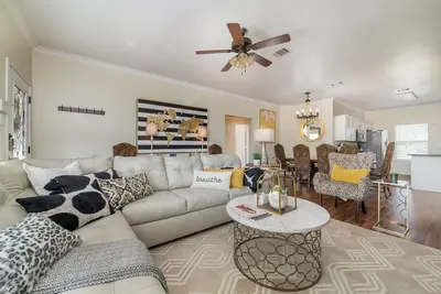 Image de 200 Clay Ave. , Apt 3 with 4 Bdrm 2 Bath