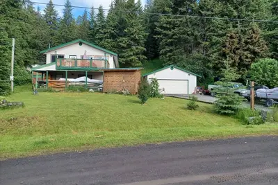 Image de Spacious lake-house with 2 king beds and sleeps 12 easy, 2 minute walk to Lake.