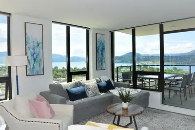 Image de Breathtaking Lake View 2 Bd + Den Subpenthouse Condo in Dt Kelowna