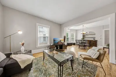 Image de Stylish stay  3. 9 mi to downtown, shops, Moa, Msp