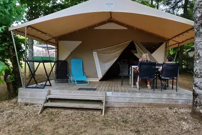 Image de Lodge Canada Standard 32m² (2 chambres) dont terrasse couverte 12m² - sans sanitaires 5 personnes