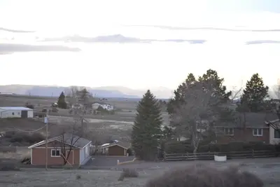 Image de Sundance on the prairie. Light &open 2bdrm walkout basement apt w/mountain views