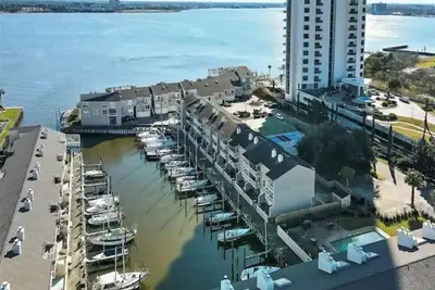 Image de Lovely 2 Bedroom condo with marina view and pool