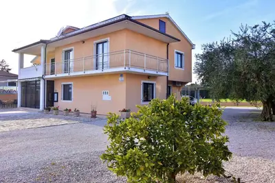 Image de Appartement de vacances pour quatre personnes avec lave-vaisselle, climatisation, place de parking en bord de mer