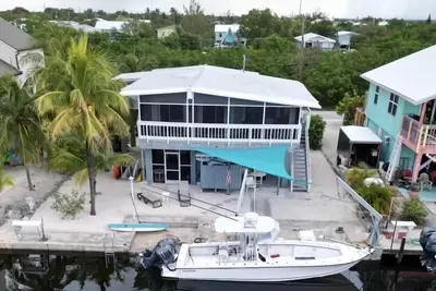 Image de Excellent boating location-65 ft frontage on deep canal